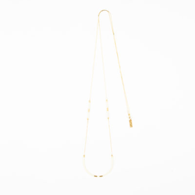 collier_sautoir_collection_goldee_bijoux_delfine_perles_blanc_or_elegant_fond_blanc