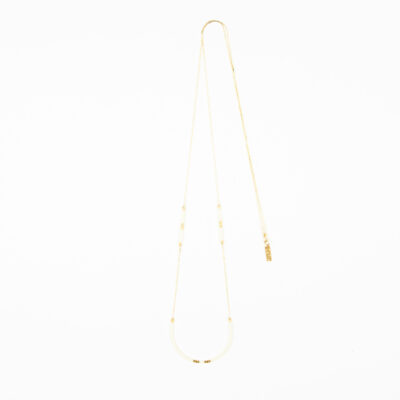 collier_sautoir_collection_goldee_bijoux_delfine_perles_blanc_or_elegant_fond_blanc