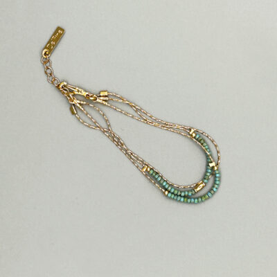 Bracelet trois rangs doré à l'or 18 carats avec perles de verre japonaises turquoises.