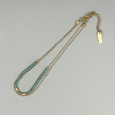 Chevillère double dorée a l'or 18 carats avec perles de verre japonaises turquoises.