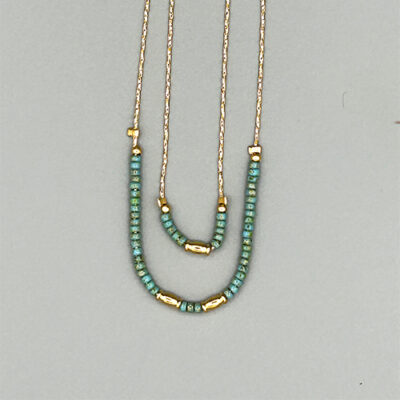Collier double rangs doré a l'or 18 carats avec perles de verre japonaises turquoises.
