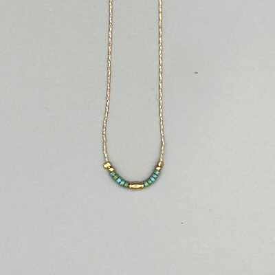 Collier ras de cou doré a l'or 18 carats avec perles de verre japonaises turquoises.