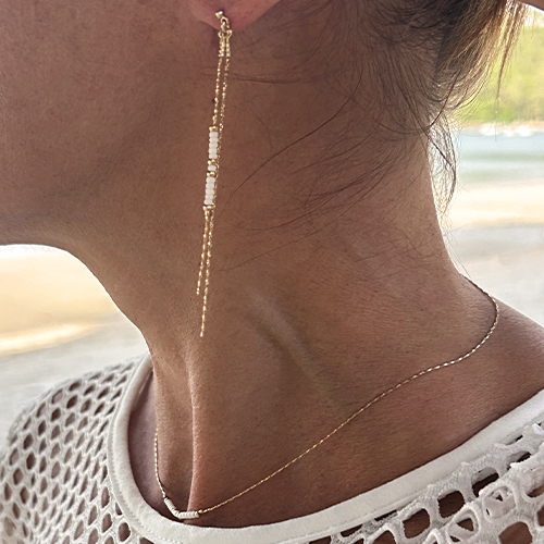 boucles_d_oreilles_collection_goldee_delfine_bijoux_perles_blanches_or_elegance_ambiance_ete_summer_beau_pareo_blanc_douceur_soleil