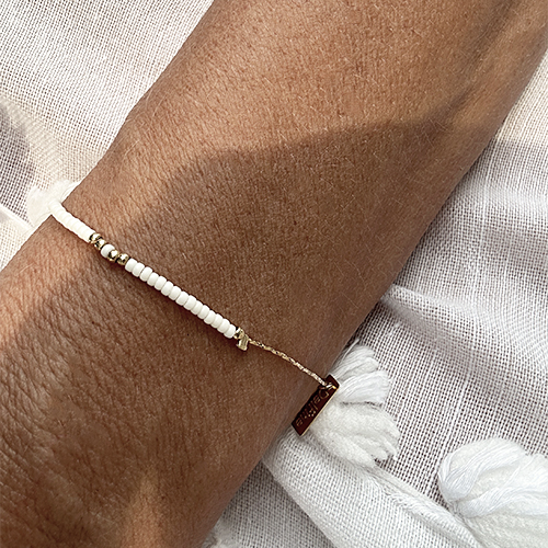 bracelet_collection_goldee_delfine_bijoux_perles_blanches_or_elegance_ambiance_ete_summer_beau_pareo_blanc_douceur_soleil