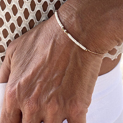 bracelet_collection_goldee_delfine_bijoux_perles_blanches_or_elegance_ambiance_ete_summer_beau_pareo_blanc_douceur_soleil_zoom