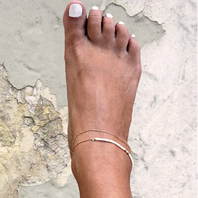 chevillere_double_rangs_delfine_bijoux_perles_blanches_or_accumulation_elegance_ambiance_ete_summer_beau_plage_sable
