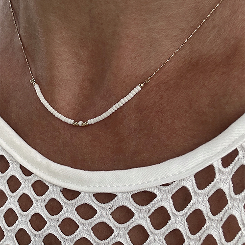 collier_collection_goldee_delfine_bijoux_perles_blanches_or_elegance_ambiance_ete_summer_beau_pareo_blanc_douceur_soleil