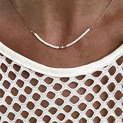 collier_collection_goldee_delfine_bijoux_perles_blanches_or_elegance_ambiance_ete_summer_beau_pareo_blanc_douceur_soleil_zoom