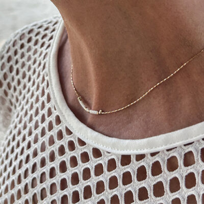 delfine_bijoux_collier_ras_de_cou_bijoux_or_perles_blanc_ete_summer_zoom