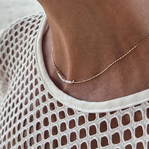 delfine_bijoux_collier_ras_de_cou_bijoux_or_perles_blanc_ete_summer_zoom