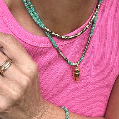 chiapas_collier_ras_de_cou_accumulation_bijoux_turquoises_or_hematites_tshirt_fushia_ambiance_estivale_summer_joyeux_vacances_delfine_bijoux