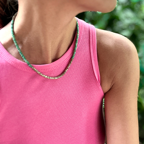 chiapas_ras_de_cou_buste_femme_tshirt_fuschia_ambiance_été_summer_collier_turquoises_hematites_or_delfine_bijoux