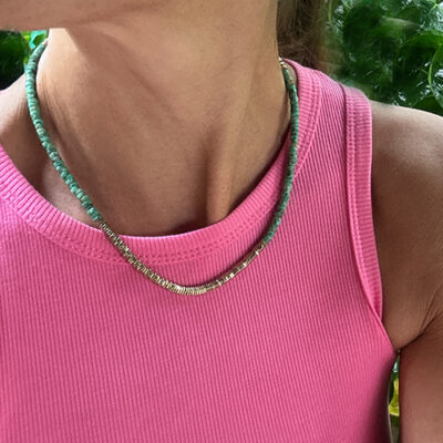 chiapas_ras_de_cou_buste_femme_tshirt_fuschia_ambiance_été_summer_turquoises_hematites_or_delfine_bijoux