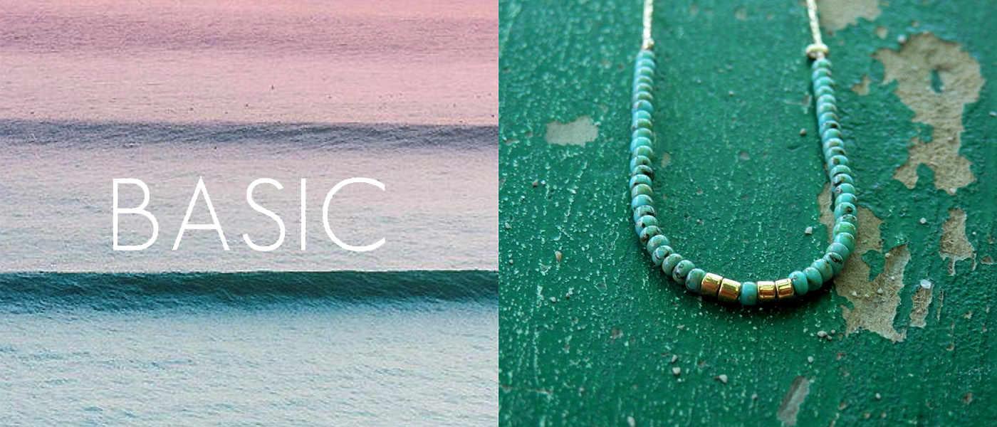 collection_bijoux_delfine_basic_collier_perles_turquoises_or_ambiance_tropique_fond_peinture_ecaillee_vert fonce