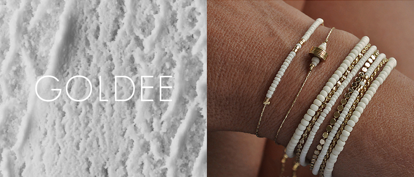 collection_bijoux_delfine_goldee_accumulation_bracelets_manchettes_perles_blanches_mattes_chaines_or_ambiance_poudree_chill_bohochic