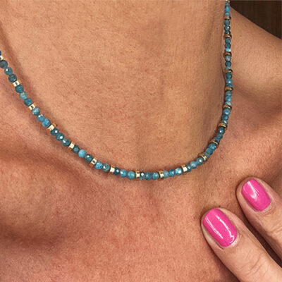 collier_perles_apatites_bleu_lumineux_disque_or_bijoux_delfine_ongles_vernis_rose