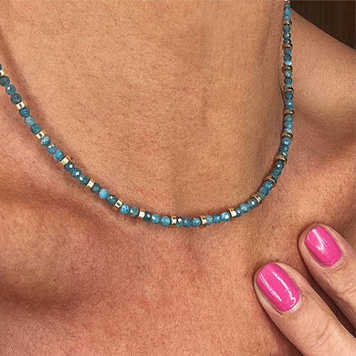 collier_perles_apatites_bleu_lumineux_disque_or_bijoux_delfine_ongles_vernis_rose