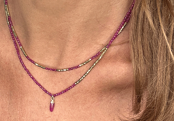 colliers_pendentif_rubis_rubelite_hematites_or_trendy_ambiance_ete_petillant_filtre_sepia