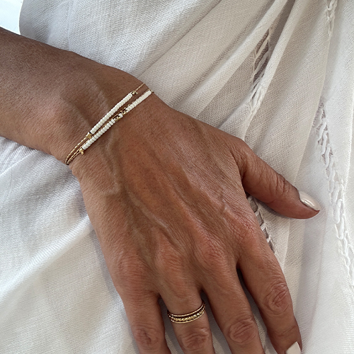 bracelet_trois_rangs_bague_delfine_bijoux_perles_blanches_or_accumulation_elegance_ambiance_ete_summer_beau_pareo_blanc_douceur_soleil