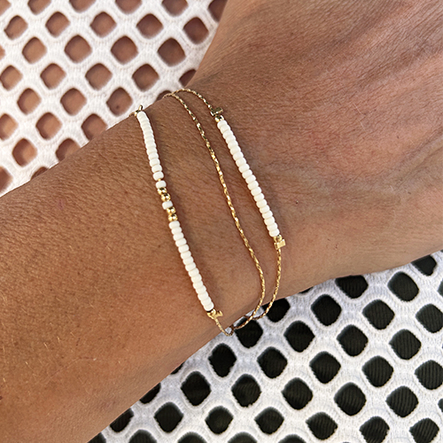 bracelet_trois_rangs_delfine_bijoux_perles_blanches_or_accumulation_elegance_ambiance_ete_summer_beau