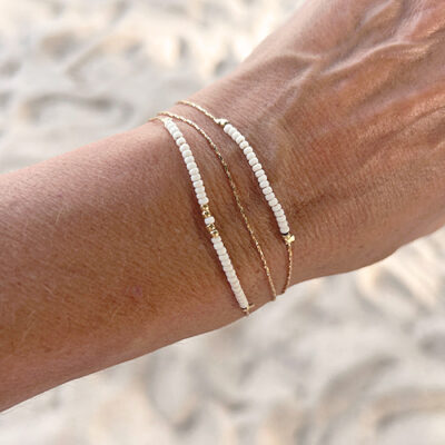 bracelet_trois_rangs_delfine_bijoux_perles_blanches_or_accumulation_elegance_ambiance_ete_summer_beau_plage_sable