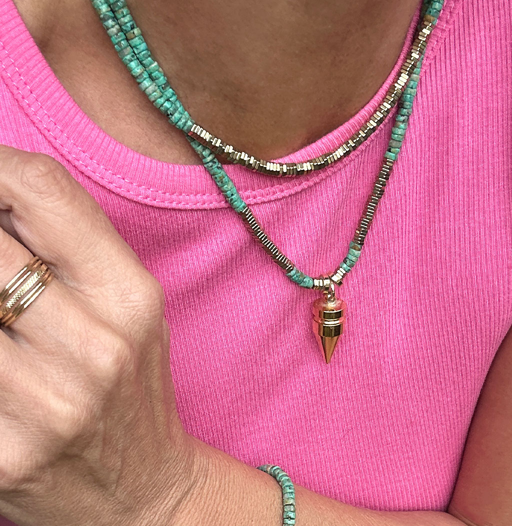 juin_zoom_buste_femme_tshirt_fuscia_colliers_turquoises_or_bagues_or_ambiance_ete_summer_beau_bijoux_delfine