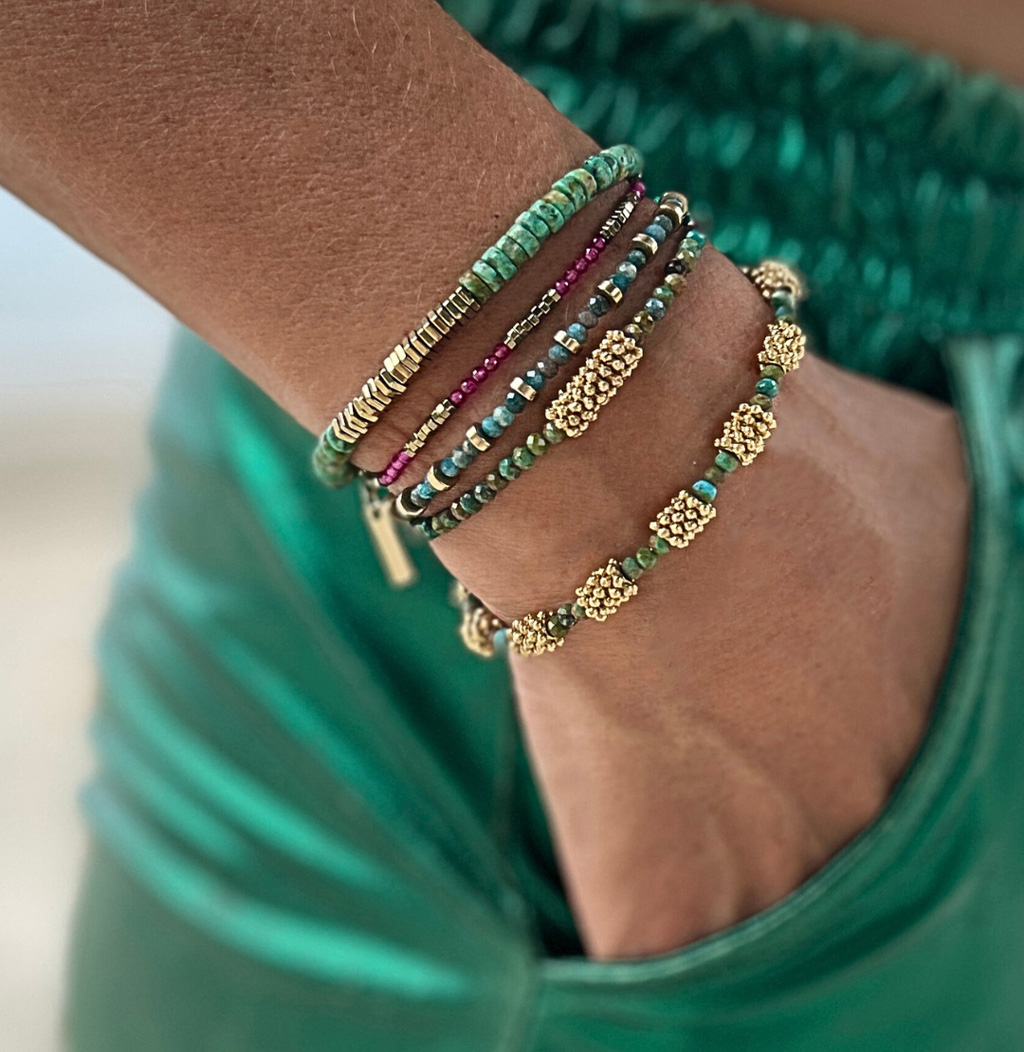 juin_zoom_poignet_accumulation_bracelets_turquoises_apatites_rubis_hematites_or_ete_summer_beau_delfine_bijoux_elegant_trendy