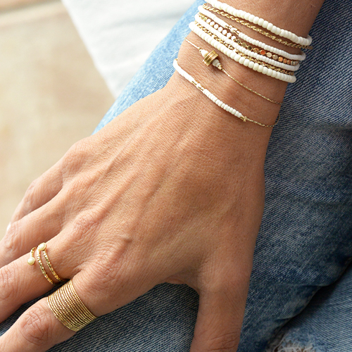 manchette_goldee_delfine_bijoux_perles_blanches_or_elegance_ambiance_ete_summer_beau_jean_delave_accumulation_bracelets