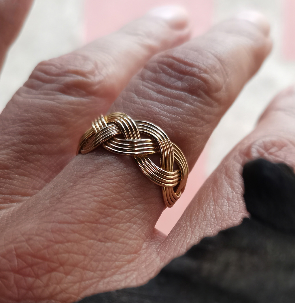 octobre_zoom_photo_main_bague_tresse_or_tendance_elegant_parisienne
