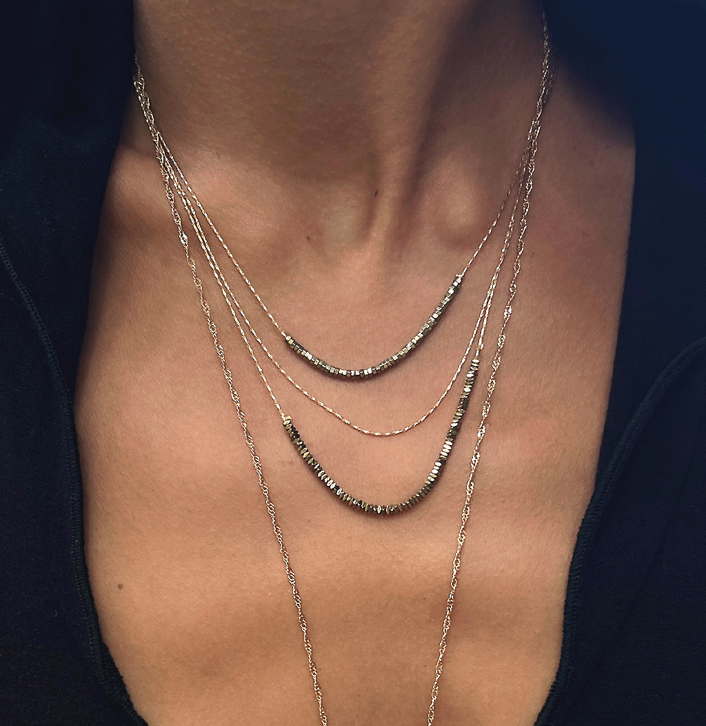 septembre_zoom_collection_wild_delfine_bijoux_buste_femme_decollete_accumulation_colliers_ou_hematites_jungle_sexy_tendance_accessoire_mode