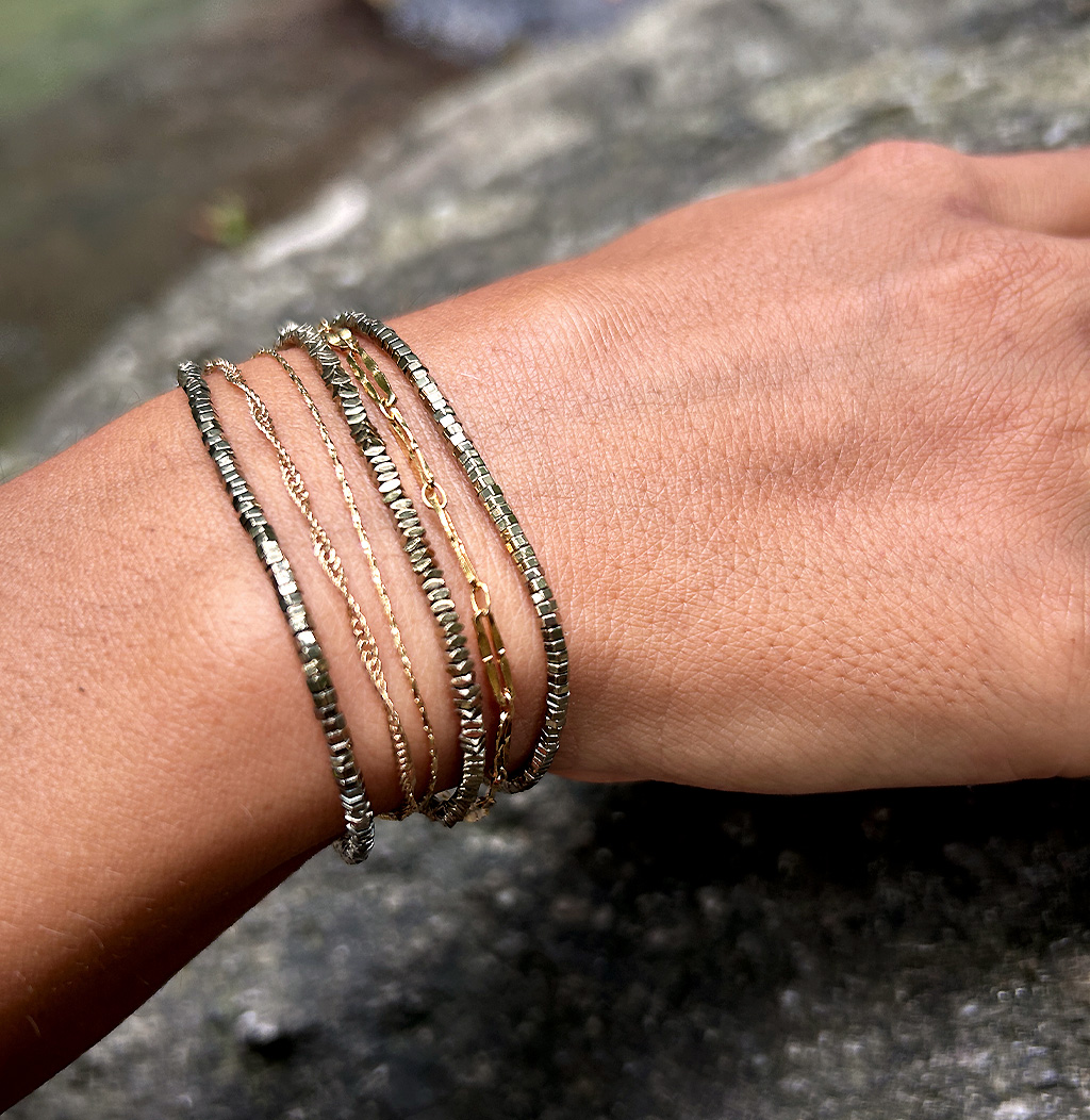 septembre_zoom_collection_wild_delfine_bijoux_main_femme_manchette_accumulation_bracelets_or_hematites_jungle_sexy_tendance_accessoire_mode