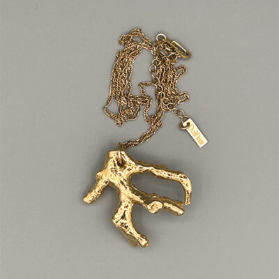 Collier plaqué or 18 carats avec pendentif forme corail et chaine torsadée. Packshot sur fond gris.